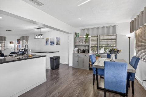 House in Tamarac, Florida 2 bedrooms, 106.19 sq.m. № 2052309 - photo 16