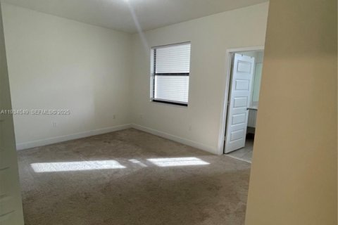 Снять в аренду кондоминиум в Дорал, Флорида 3 спальни, 132.39м2, № 1992718 - фото 8