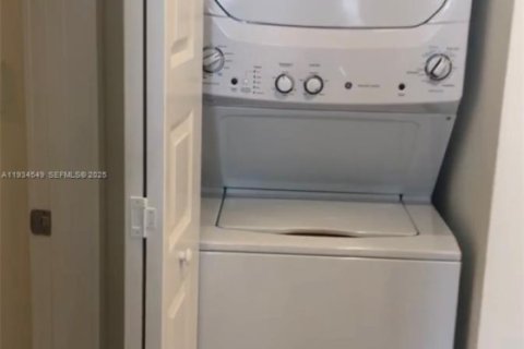 Снять в аренду кондоминиум в Дорал, Флорида 3 спальни, 132.39м2, № 1992718 - фото 15