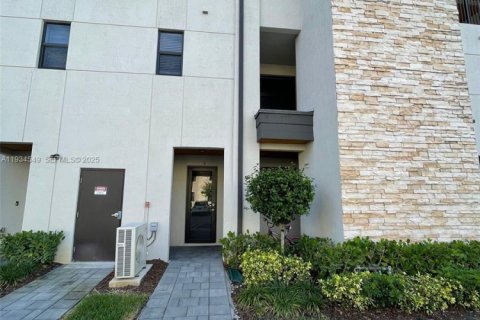 Снять в аренду кондоминиум в Дорал, Флорида 3 спальни, 132.39м2, № 1992718 - фото 2