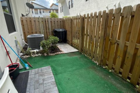 Снять в аренду кондоминиум в Дорал, Флорида 3 спальни, 132.39м2, № 1992718 - фото 17