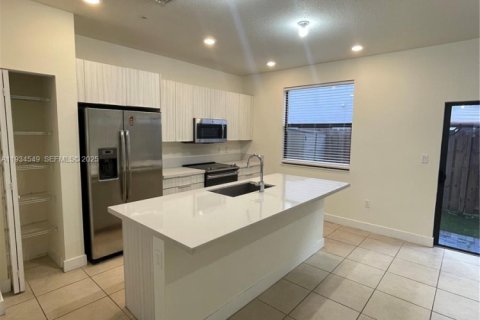 Снять в аренду кондоминиум в Дорал, Флорида 3 спальни, 132.39м2, № 1992718 - фото 5