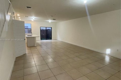 Снять в аренду кондоминиум в Дорал, Флорида 3 спальни, 132.39м2, № 1992718 - фото 3