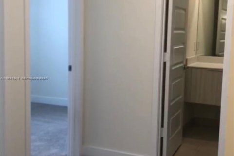 Снять в аренду кондоминиум в Дорал, Флорида 3 спальни, 132.39м2, № 1992718 - фото 11