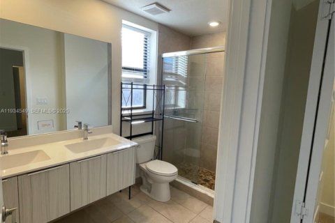 Снять в аренду кондоминиум в Дорал, Флорида 3 спальни, 132.39м2, № 1992718 - фото 10