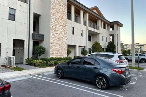 Снять в аренду кондоминиум в Дорал, Флорида 3 спальни, 132.39м2, № 1992718 - фото 1