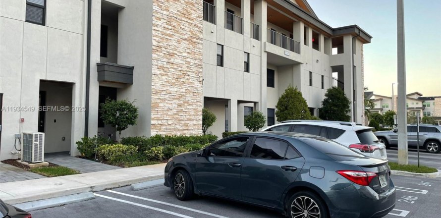 Кондоминиум с 3 спальнями в Дорал, Флорида № 1992718