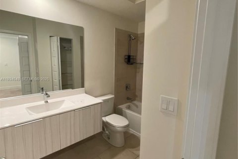 Снять в аренду кондоминиум в Дорал, Флорида 3 спальни, 132.39м2, № 1992718 - фото 13