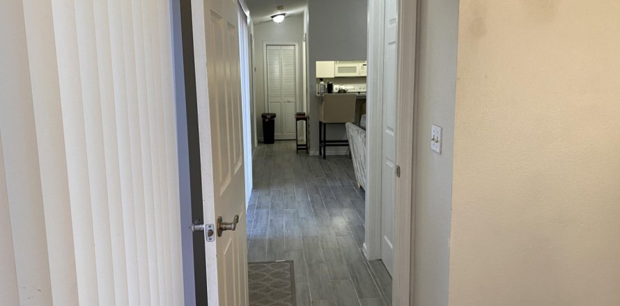 House in Wellington, Florida 2 bedrooms, 97.92 sq.m. № 1136613