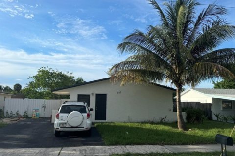 Casa en alquiler en Deerfield Beach, Florida, 3 dormitorios, 110.37 m2 № 1229204 - foto 1
