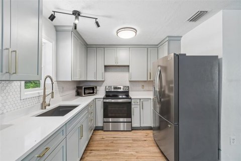 Купить виллу или дом в Даннеллон, Флорида 8 комнат, 119.66м2, № 2207666 - фото 18
