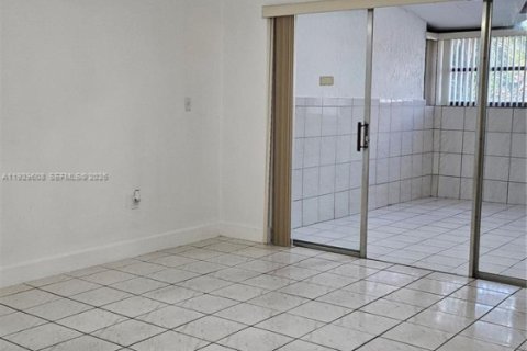 Condo in Miami, Florida, 2 bedrooms № 1988556 - photo 21
