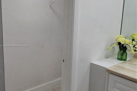 Condo in Miami, Florida, 2 bedrooms № 1988556 - photo 14