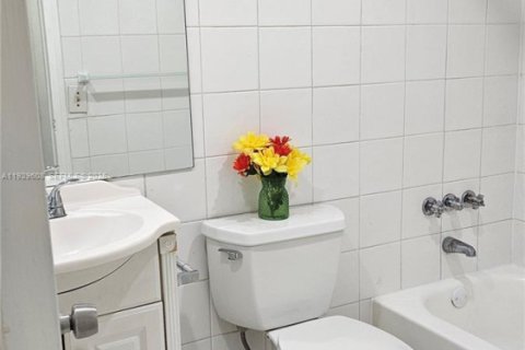 Condo in Miami, Florida, 2 bedrooms № 1988556 - photo 19