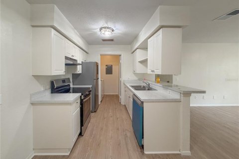 Condo in Zephyrhills, Florida, 2 bedrooms  № 2209781 - photo 3