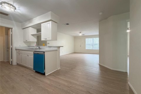 Condo in Zephyrhills, Florida, 2 bedrooms  № 2209781 - photo 5