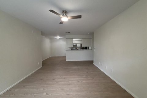 Condo in Zephyrhills, Florida, 2 bedrooms  № 2209781 - photo 2