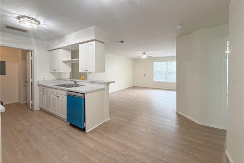 Condo in Zephyrhills, Florida, 2 bedrooms  № 2209781 - photo 4