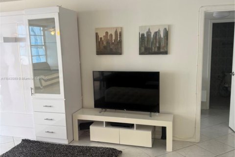 Condo in Sunny Isles Beach, Florida, 1 bedroom  № 1836607 - photo 13
