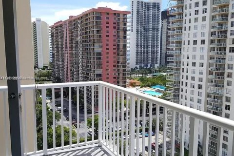 Condo in Sunny Isles Beach, Florida, 1 bedroom  № 1836607 - photo 2