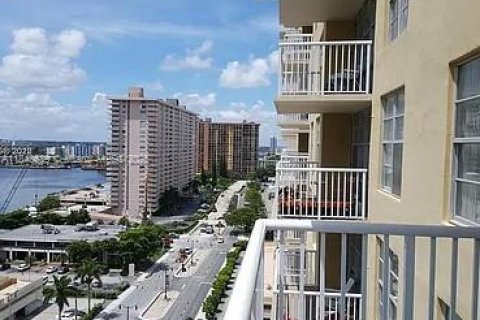 Condo in Sunny Isles Beach, Florida, 1 bedroom  № 1836607 - photo 1