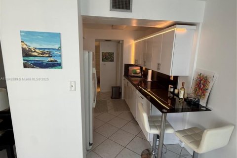Condo in Sunny Isles Beach, Florida, 1 bedroom  № 1836607 - photo 17