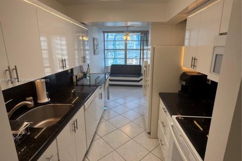Condo in Sunny Isles Beach, Florida, 1 bedroom  № 1836607 - photo 14