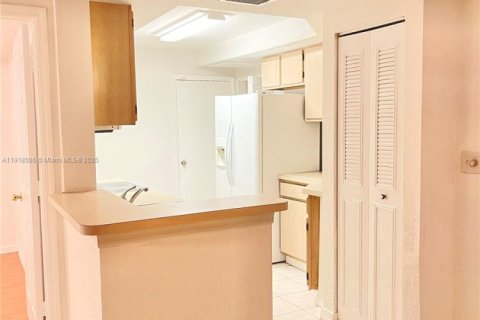 Apartment in Sunrise, Florida 2 bedrooms, 96.06 sq.m. № 1974335 - photo 4