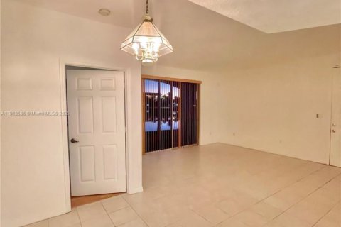 Apartment in Sunrise, Florida 2 bedrooms, 96.06 sq.m. № 1974335 - photo 3