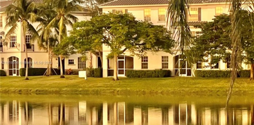 Apartment in Sunrise, Florida 2 bedrooms, 96.06 sq.m. № 1974335