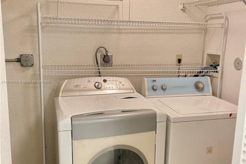 Apartment in Sunrise, Florida 2 bedrooms, 96.06 sq.m. № 1974335 - photo 13