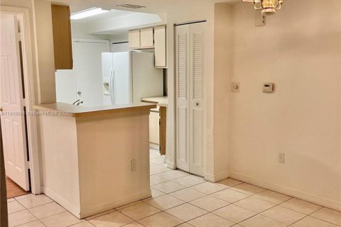 Apartment in Sunrise, Florida 2 bedrooms, 96.06 sq.m. № 1974335 - photo 2