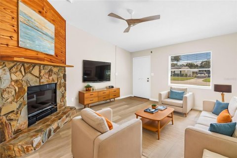 House in Saint Petersburg, Florida 2 bedrooms, 82.5 sq.m. № 2420309 - photo 2