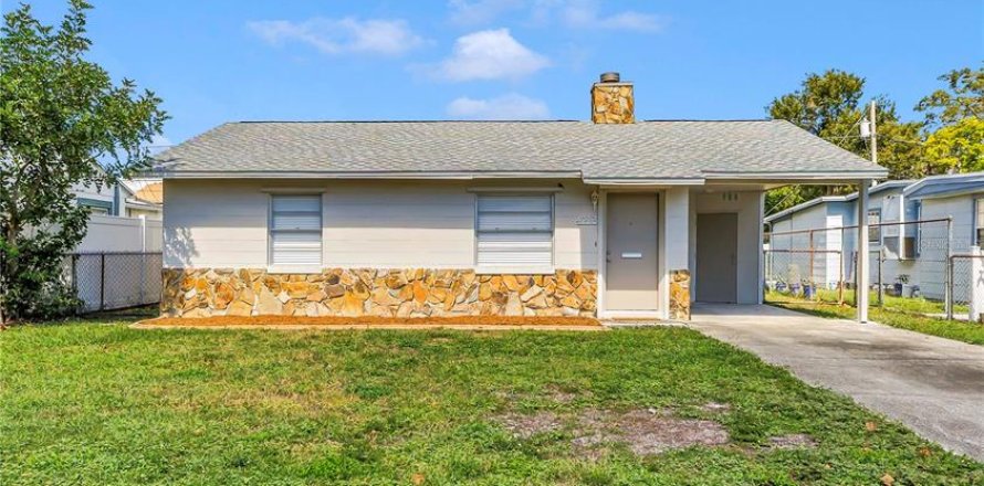 House in Saint Petersburg, Florida 2 bedrooms, 82.5 sq.m. № 2420309