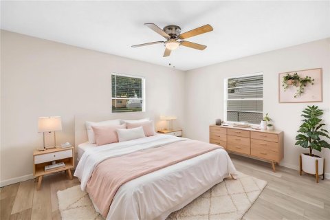 House in Saint Petersburg, Florida 2 bedrooms, 82.5 sq.m. № 2420309 - photo 9