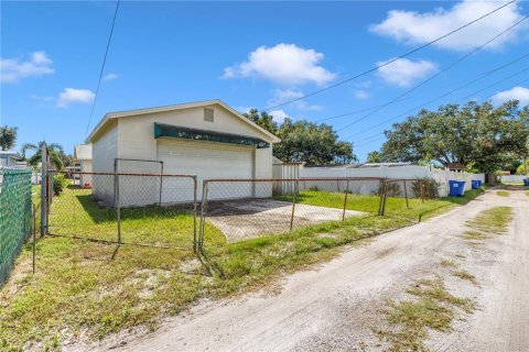 House in Saint Petersburg, Florida 2 bedrooms, 82.5 sq.m. № 2420309 - photo 4