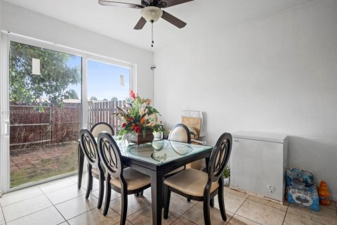 Townhouse in Homestead, Florida 3 bedrooms, 145.3 sq.m. № 2059873 - photo 14