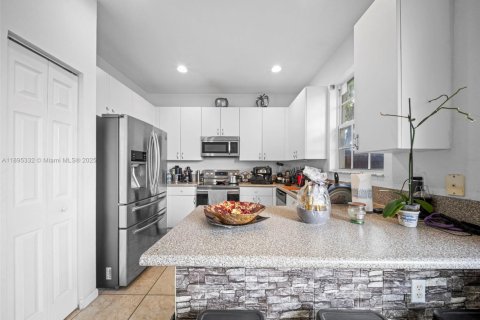 Townhouse in Homestead, Florida 3 bedrooms, 145.3 sq.m. № 2059873 - photo 13