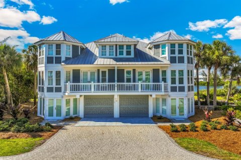 House in Boca Grande, Florida 5 bedrooms, 470.46 sq.m. № 2238436 - photo 2