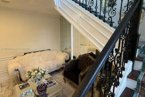 House in Miami, Florida 3 bedrooms, 167.97 sq.m. № 1889330 - photo 8