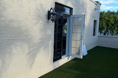 House in Miami, Florida 3 bedrooms, 167.97 sq.m. № 1889330 - photo 28