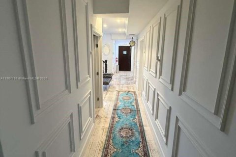 House in Miami, Florida 3 bedrooms, 167.97 sq.m. № 1889330 - photo 13
