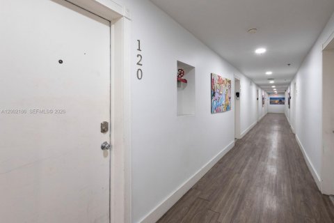 Condo in Miami Beach, Florida  № 2067687 - photo 2