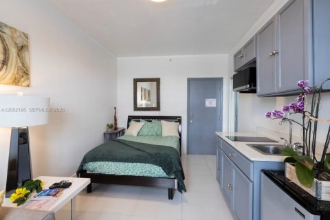 Condo in Miami Beach, Florida  № 2067687 - photo 8