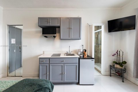 Condo in Miami Beach, Florida  № 2067687 - photo 9
