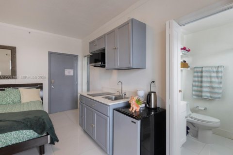 Condo in Miami Beach, Florida  № 2067687 - photo 10