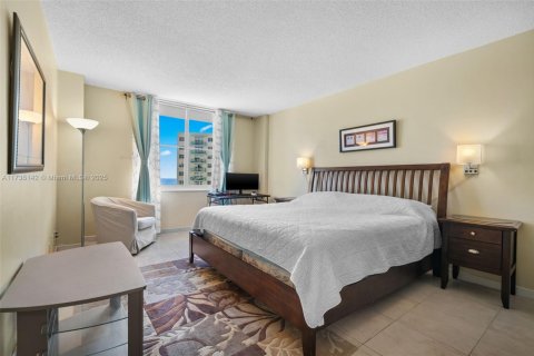 Condominio en alquiler en Hollywood, Florida, 2 dormitorios, 132.94 m2 № 1980577 - foto 10