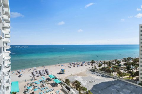 Condominio en alquiler en Hollywood, Florida, 2 dormitorios, 132.94 m2 № 1980577 - foto 24