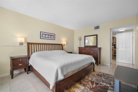 Condominio en alquiler en Hollywood, Florida, 2 dormitorios, 132.94 m2 № 1980577 - foto 13