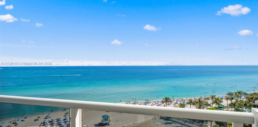 Condominio en Hollywood, Florida, 2 dormitorios  № 1980577